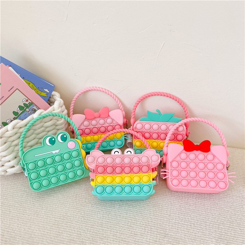 Geantă de umăr din silicon cu bule pentru relaxare, motiv cartoon cu căpșună și design cu pisicuță, capacitate medie