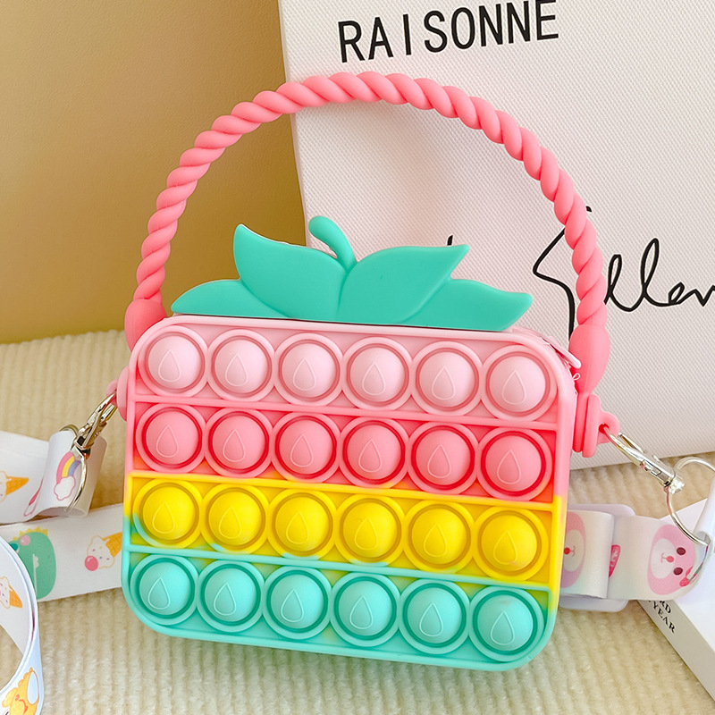 Geantă de umăr din silicon cu bule pentru relaxare, motiv cartoon cu căpșună și design cu pisicuță, capacitate medie