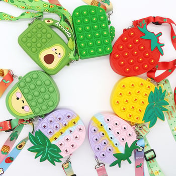 Unisex silikon crossbody torba za osnovnoškolce s motivima jagoda, ananas i avokado; bez podstave.