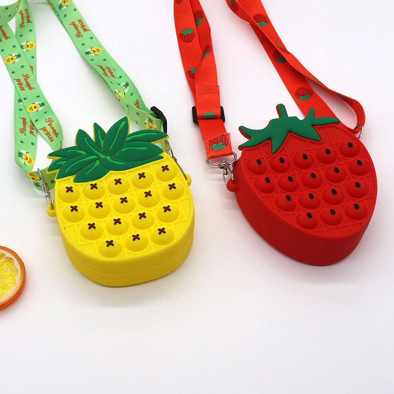 Unisex silikon crossbody torba za osnovnoškolce s motivima jagoda, ananas i avokado; bez podstave.
