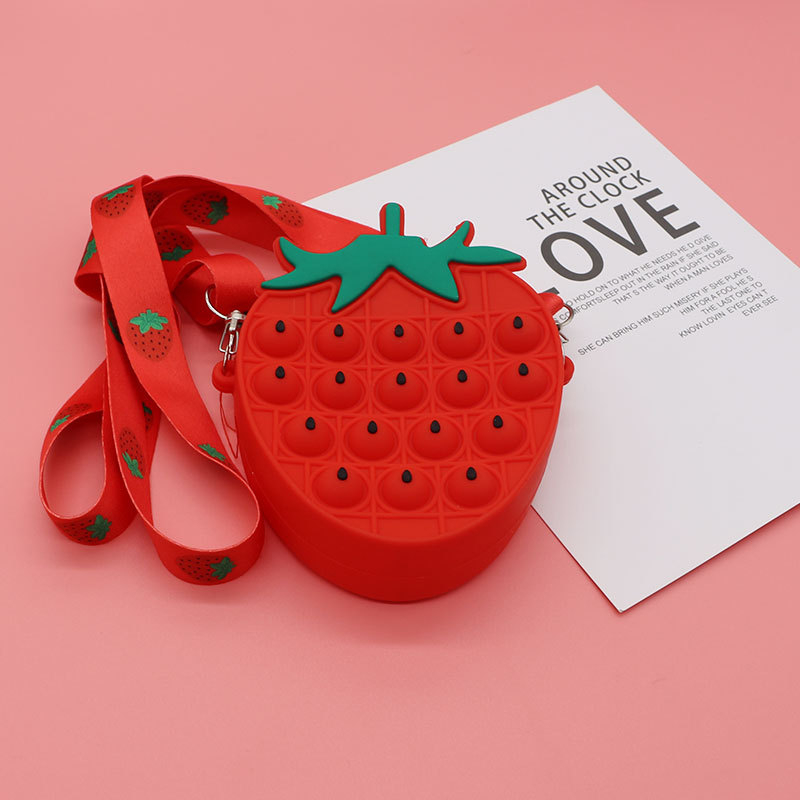 Unisex silikon crossbody torba za osnovnoškolce s motivima jagoda, ananas i avokado; bez podstave.