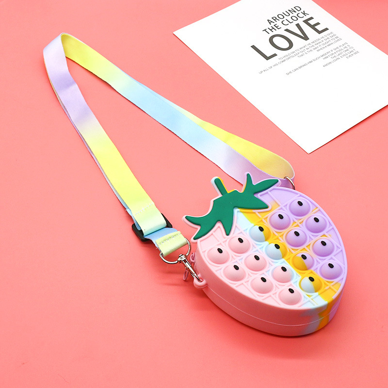 Unisex silikon crossbody torba za osnovnoškolce s motivima jagoda, ananas i avokado; bez podstave.