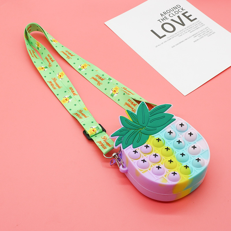 Unisex silikon crossbody torba za osnovnoškolce s motivima jagoda, ananas i avokado; bez podstave.
