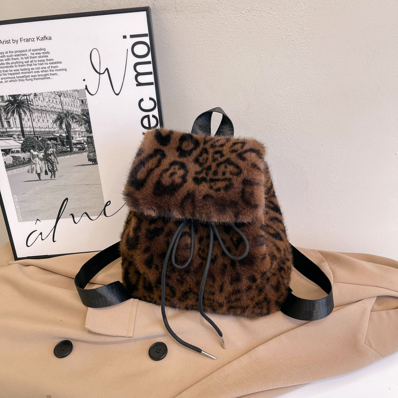 Plišasti ruksak s leopardim uzorkom, zatvarač na šnuru, podstava od sintetičke kože, zakrivljene naramenice