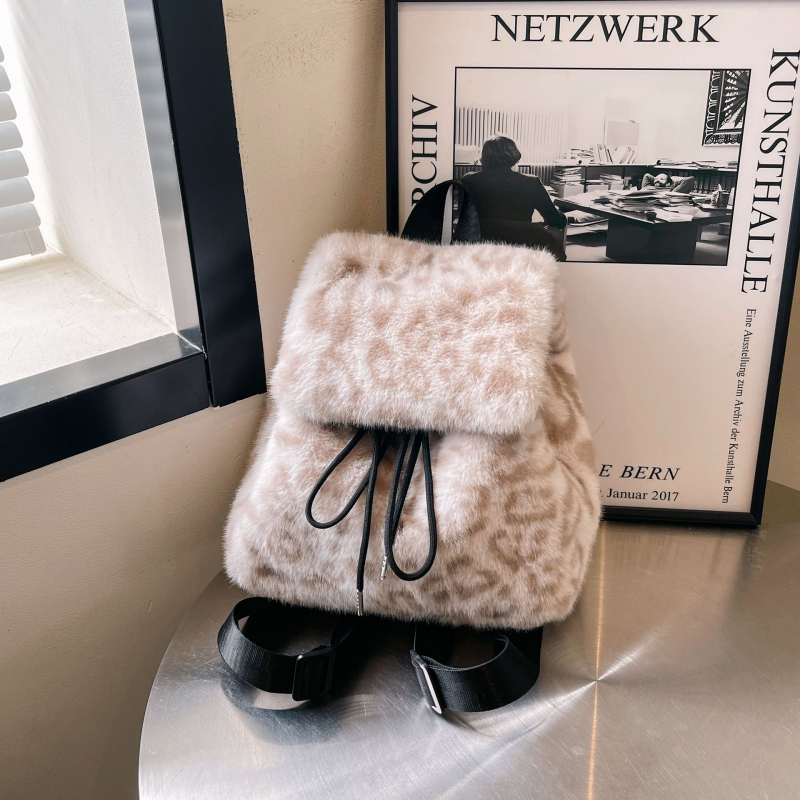 Plišasti ruksak s leopardim uzorkom, zatvarač na šnuru, podstava od sintetičke kože, zakrivljene naramenice