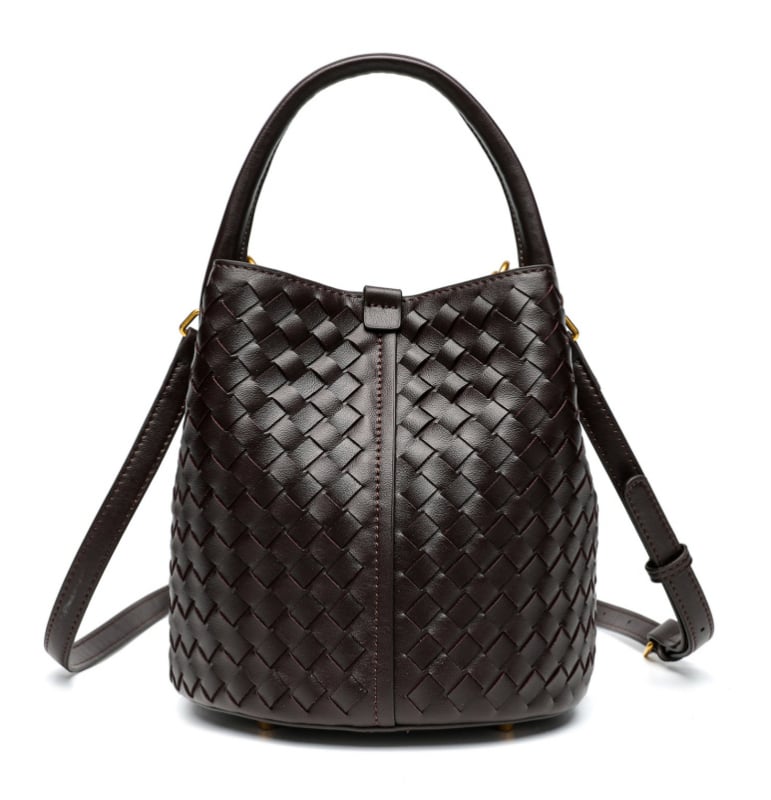 PU чанта кофа, градски минималистичен стил, клапанно отваряне, единична презрамка, вътрешен джоб за телефон, мек корпус