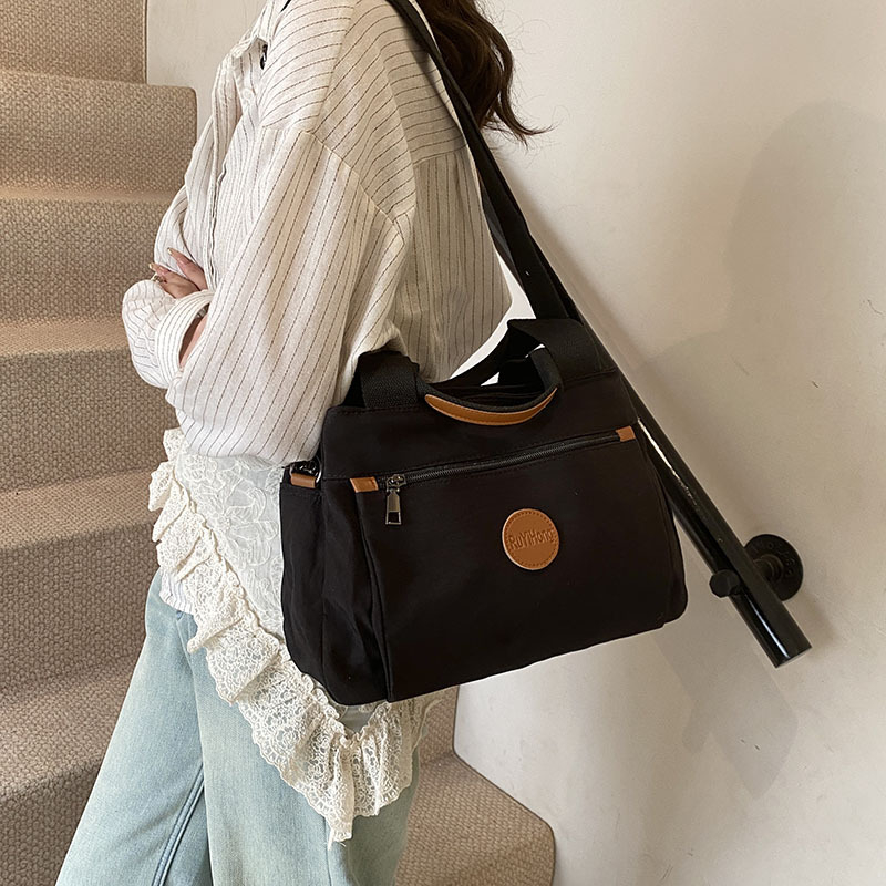 Нейлонова чанта за рамо с множество джобове, релефни букви, цип за отваряне, вътрешен джоб с цип