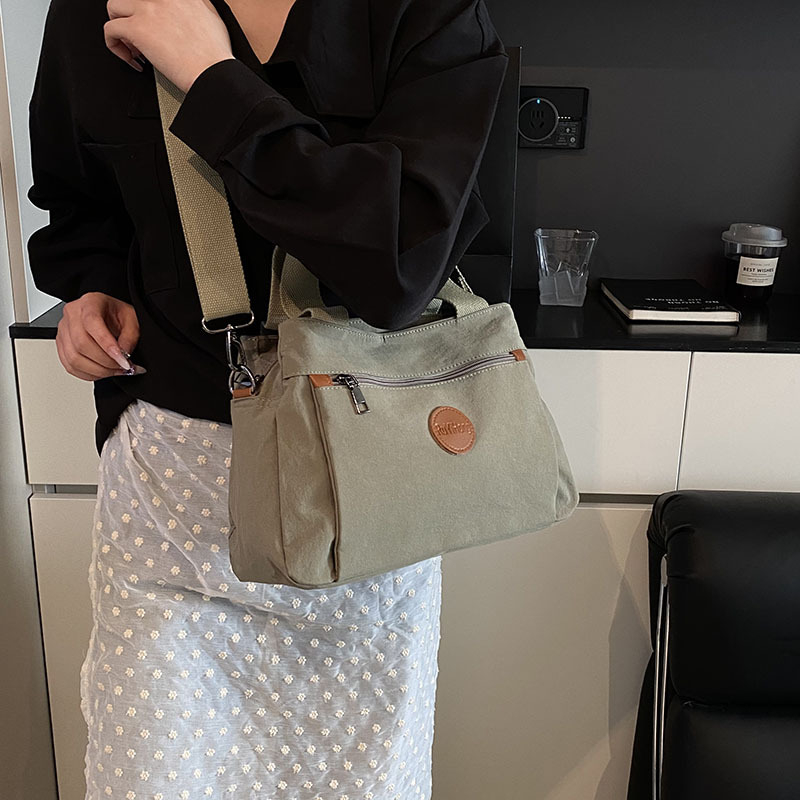 Нейлонова чанта за рамо с множество джобове, релефни букви, цип за отваряне, вътрешен джоб с цип