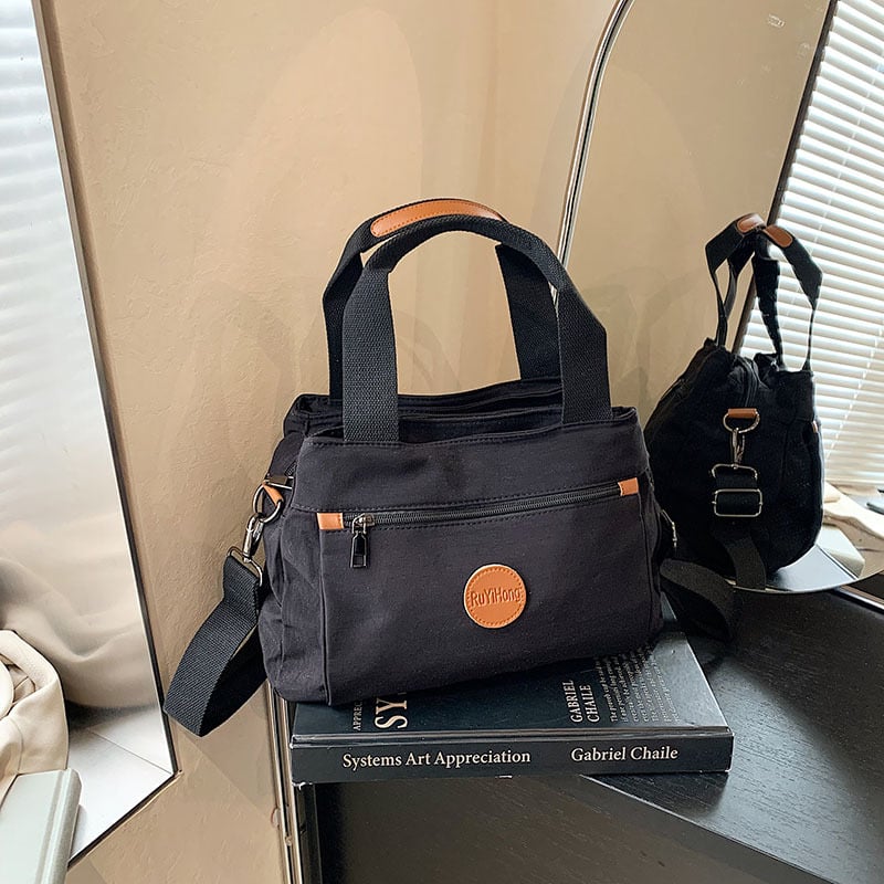 Нейлонова чанта за рамо с множество джобове, релефни букви, цип за отваряне, вътрешен джоб с цип