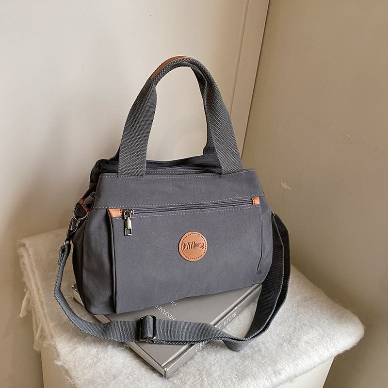 Нейлонова чанта за рамо с множество джобове, релефни букви, цип за отваряне, вътрешен джоб с цип