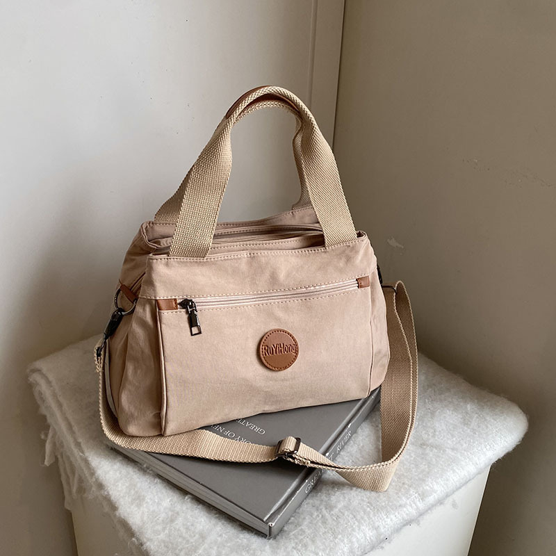 Нейлонова чанта за рамо с множество джобове, релефни букви, цип за отваряне, вътрешен джоб с цип