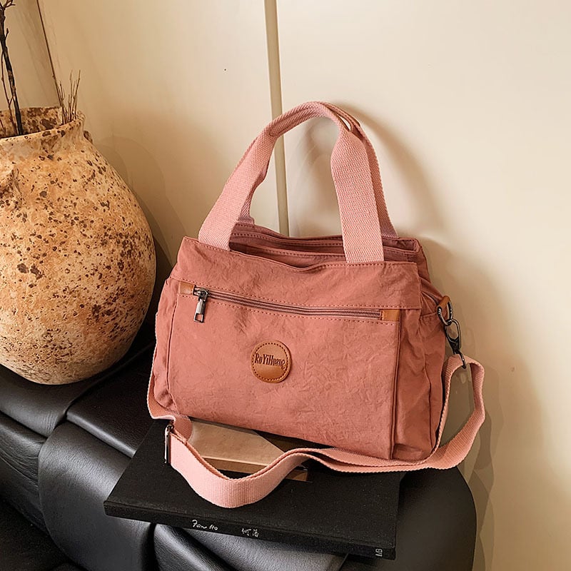 Нейлонова чанта за рамо с множество джобове, релефни букви, цип за отваряне, вътрешен джоб с цип