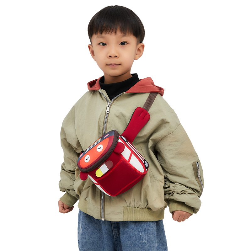 Almost a Bear dječja pojasna/crossbody torba s anime uzorkom, unisex, 1 remen, dišuća, materijal: diving cloth, podstava: poliester, proljeće 2023