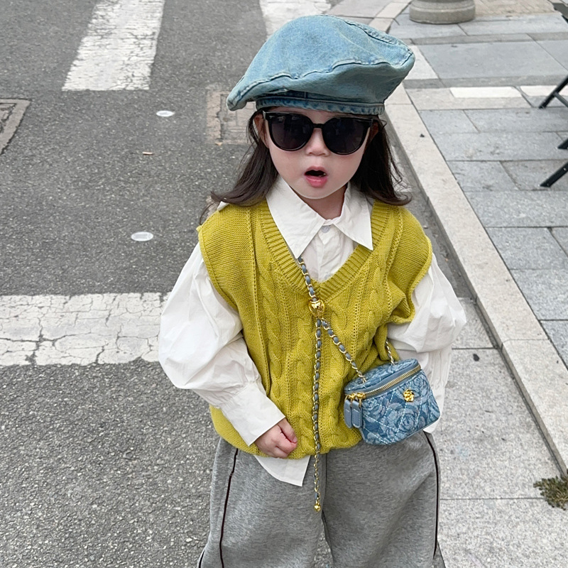 Gyerekeknek tervezett mini crossbody táska kamellia motívummal, állítható vállpánt, PU anyag, rendkívül könnyű, box-stílus