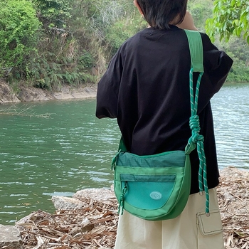 Dječja nylon Crossbody torba – unisex, za vrtić, polukružnog oblika dumpling stila, šavni uzorak, podstava od poliestera, svakodnevna uporaba, proljeće 2025