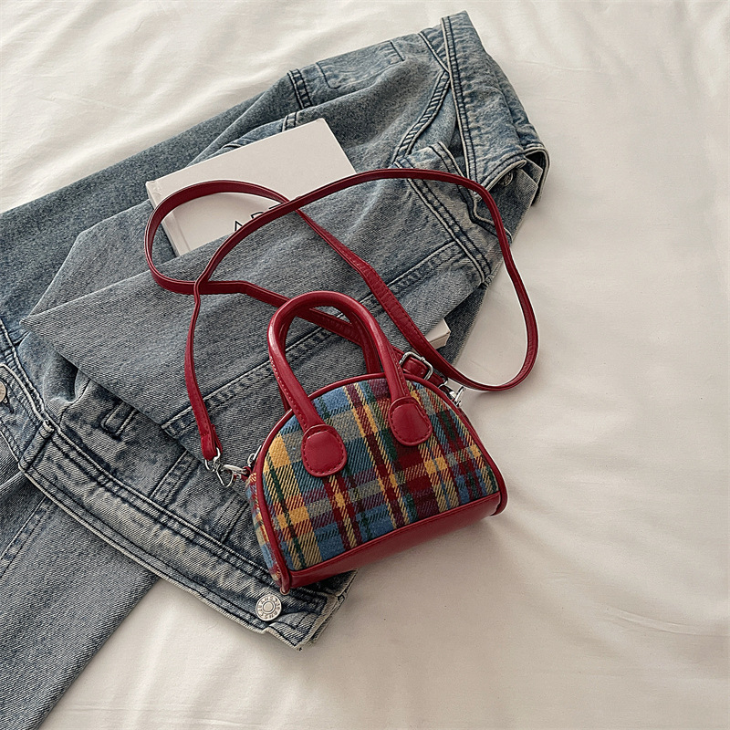 Dječja torba za križno nošenje s motivom mačke iz crtića i kariranim uzorom, od posebnog materijala, podstava od poliester.