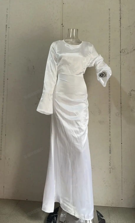 Polüestersest kleit ümmarguse kaelusega, pikkade varrukatega, kõrge talje ja pikk samm-kõrgusega seelik