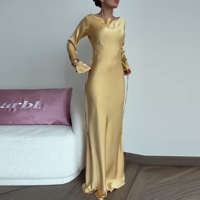 Polüestersest kleit ümmarguse kaelusega, pikkade varrukatega, kõrge talje ja pikk samm-kõrgusega seelik