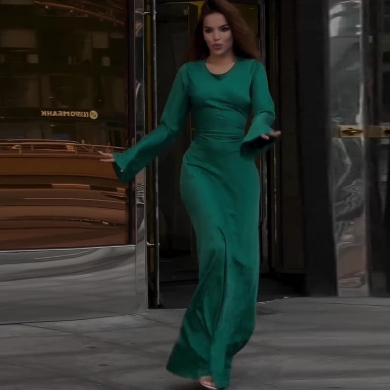 Polüestersest kleit ümmarguse kaelusega, pikkade varrukatega, kõrge talje ja pikk samm-kõrgusega seelik