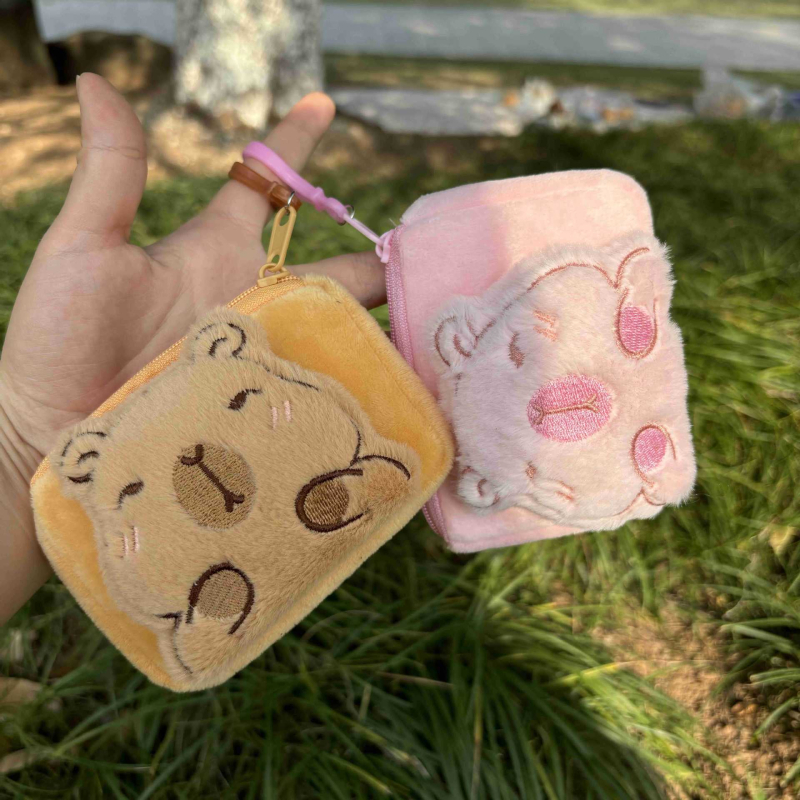 Kapibara plišani novčanik za kovance - sladak crtani dizajn, unisex, materijal pliš, bez podstave, s karabinom za kačenje