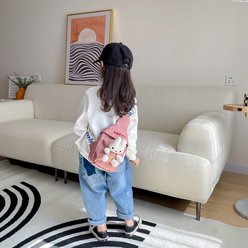 Puha plüssnyuszi gyerekeknek kereszt-body táska, széles vállpánttal, kanvas anyag, poliészter bélés, egyszínű dizájn, modern stílus