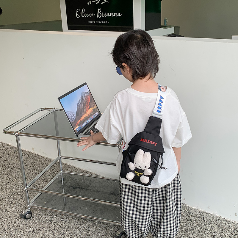 Puha plüssnyuszi gyerekeknek kereszt-body táska, széles vállpánttal, kanvas anyag, poliészter bélés, egyszínű dizájn, modern stílus