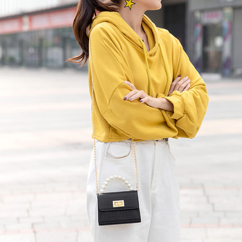 PVC Jelly Pack чанта – хоризонтално квадратна форма; без подплата; закопчване с брава; материал: PVC; стил: Jelly Pack