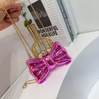 Кръстосана през рамо акрилна чанта с форма на панделка, заключваща се с ключалка и вътрешен джоб за документи