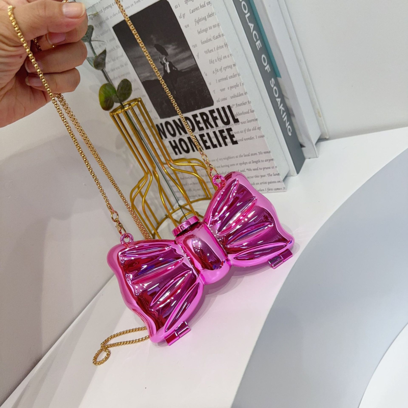 Кръстосана през рамо акрилна чанта с форма на панделка, заключваща се с ключалка и вътрешен джоб за документи