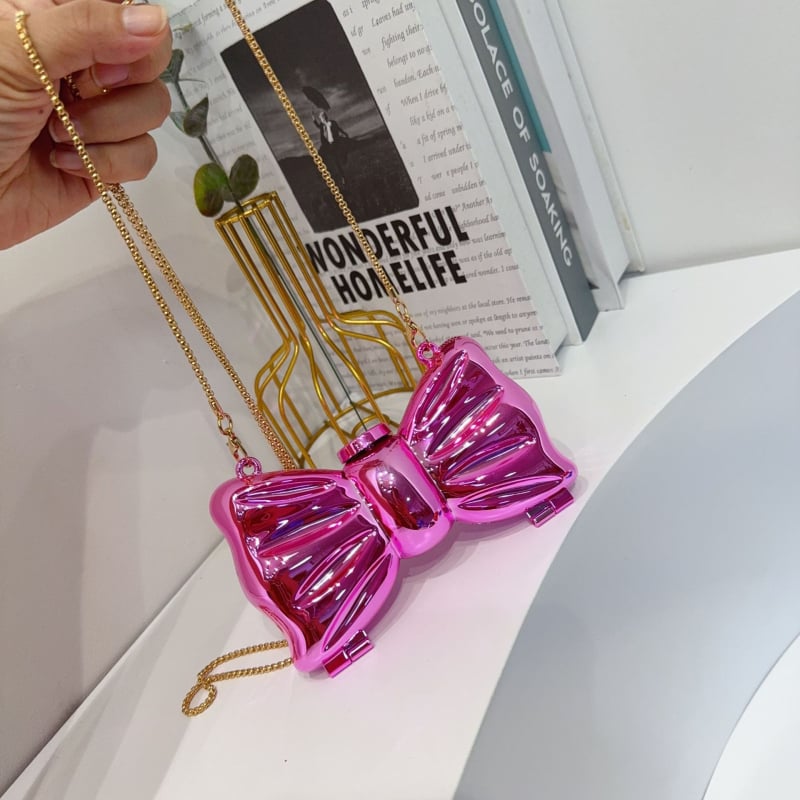 Кръстосана през рамо акрилна чанта с форма на панделка, заключваща се с ключалка и вътрешен джоб за документи