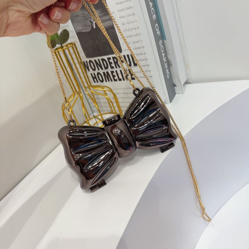 Кръстосана през рамо акрилна чанта с форма на панделка, заключваща се с ключалка и вътрешен джоб за документи