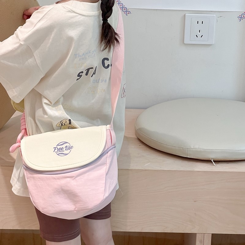 Dječja crossbody torba za vrtić – unisex, proljeće 2025, ulični stil, svakodnevna upotreba; složen materijal, smanjuje opterećenje i podržava kralježnicu.