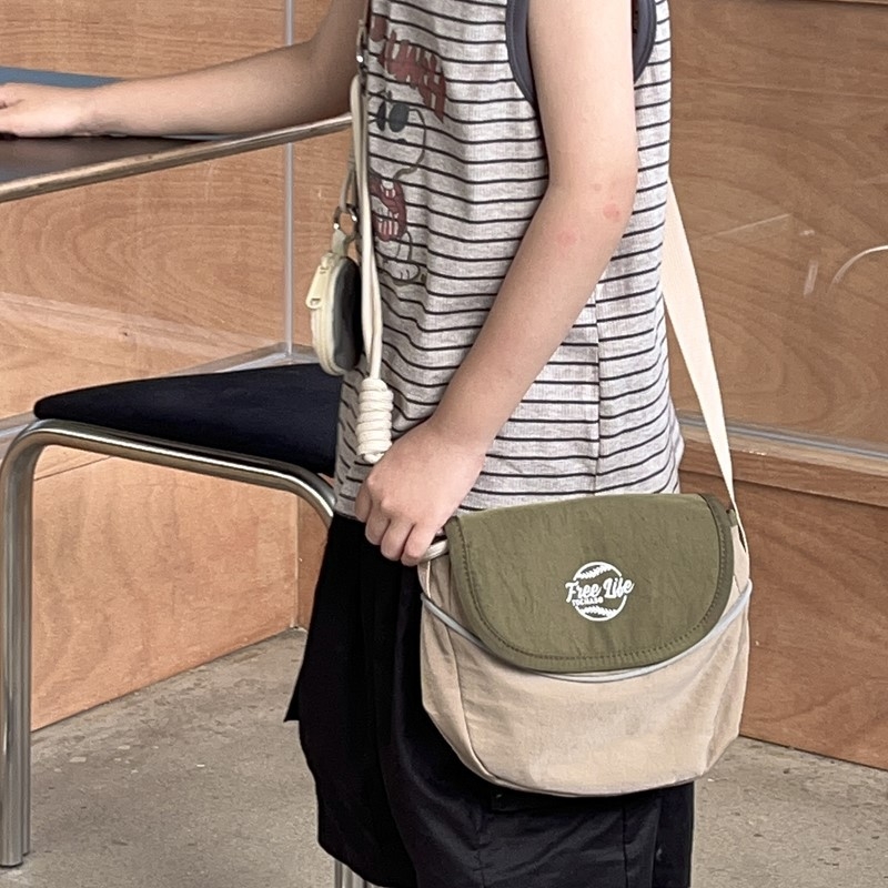 Dječja crossbody torba za vrtić – unisex, proljeće 2025, ulični stil, svakodnevna upotreba; složen materijal, smanjuje opterećenje i podržava kralježnicu.