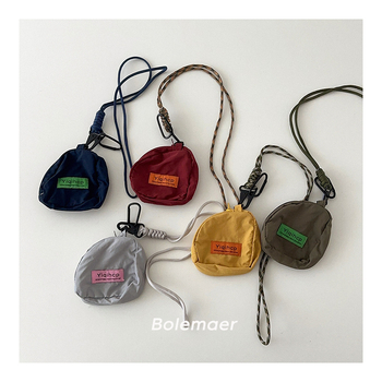 Dječja crossbody torba s personaliziranim dizajnom za ključeve i novčanik, s kaišem za vrat, za djecu predškolske dobi, moderan stil, uzorak slova
