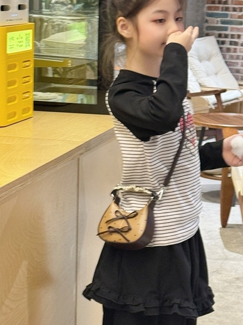 Gyerekeknek készült vállon át tartó táska pöttyös díszítéssel - PU anyag, poliészter bélés, alkalmas óvodásoknak