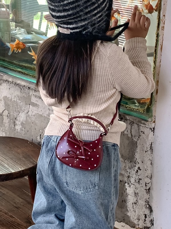 Gyerekeknek készült vállon át tartó táska pöttyös díszítéssel - PU anyag, poliészter bélés, alkalmas óvodásoknak