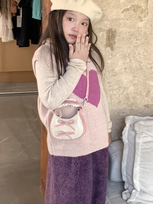 Gyerekeknek készült vállon át tartó táska pöttyös díszítéssel - PU anyag, poliészter bélés, alkalmas óvodásoknak