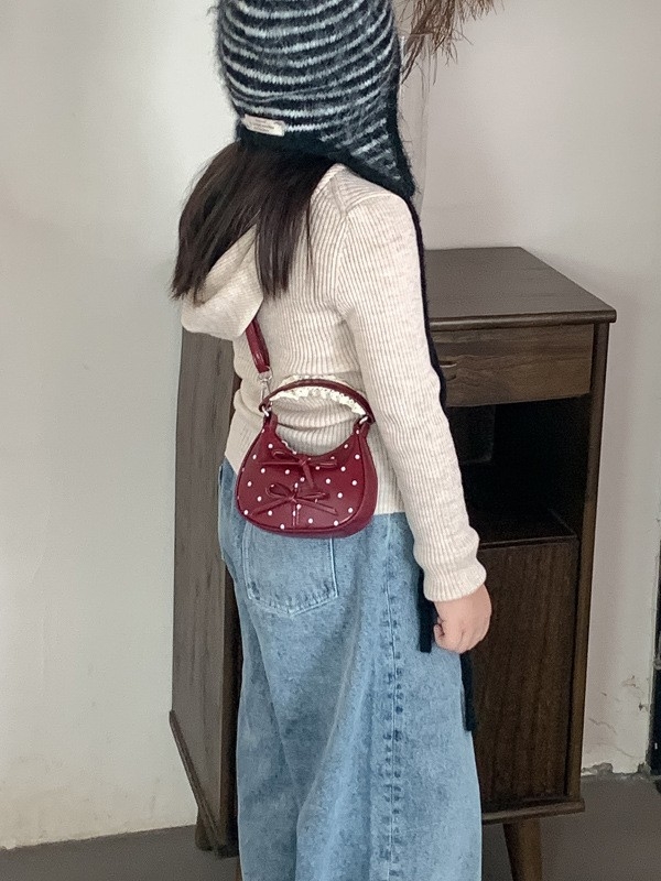 Gyerekeknek készült vállon át tartó táska pöttyös díszítéssel - PU anyag, poliészter bélés, alkalmas óvodásoknak