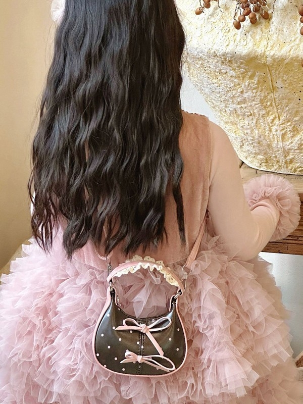 Gyerekeknek készült vállon át tartó táska pöttyös díszítéssel - PU anyag, poliészter bélés, alkalmas óvodásoknak