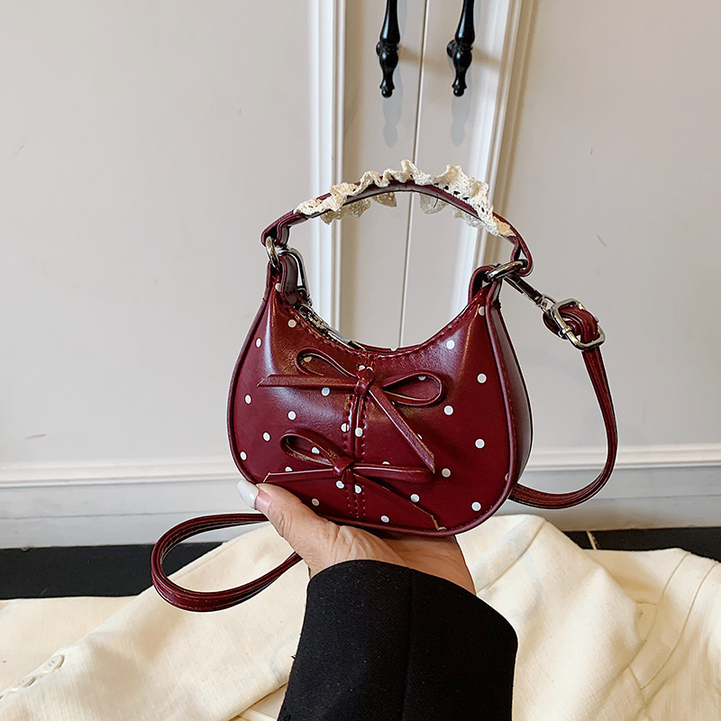 Gyerekeknek készült vállon át tartó táska pöttyös díszítéssel - PU anyag, poliészter bélés, alkalmas óvodásoknak