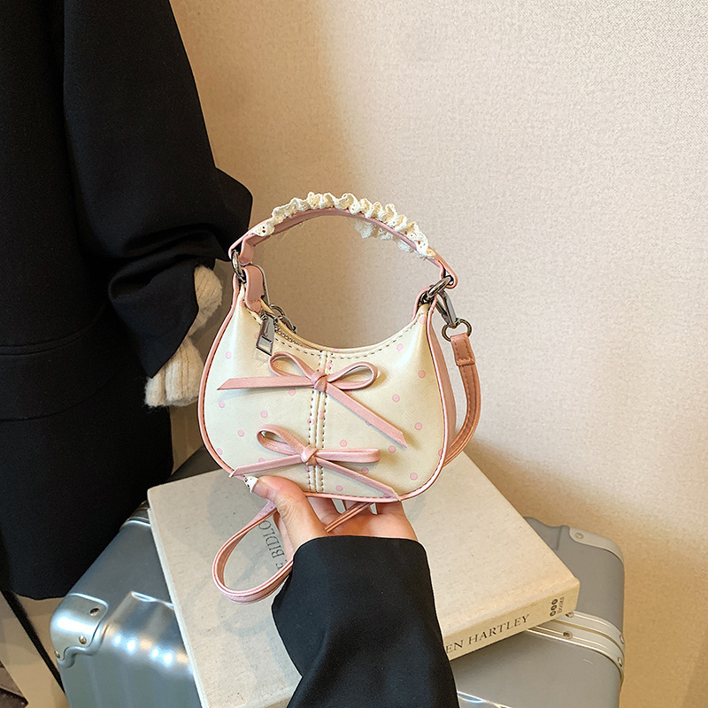 Gyerekeknek készült vállon át tartó táska pöttyös díszítéssel - PU anyag, poliészter bélés, alkalmas óvodásoknak