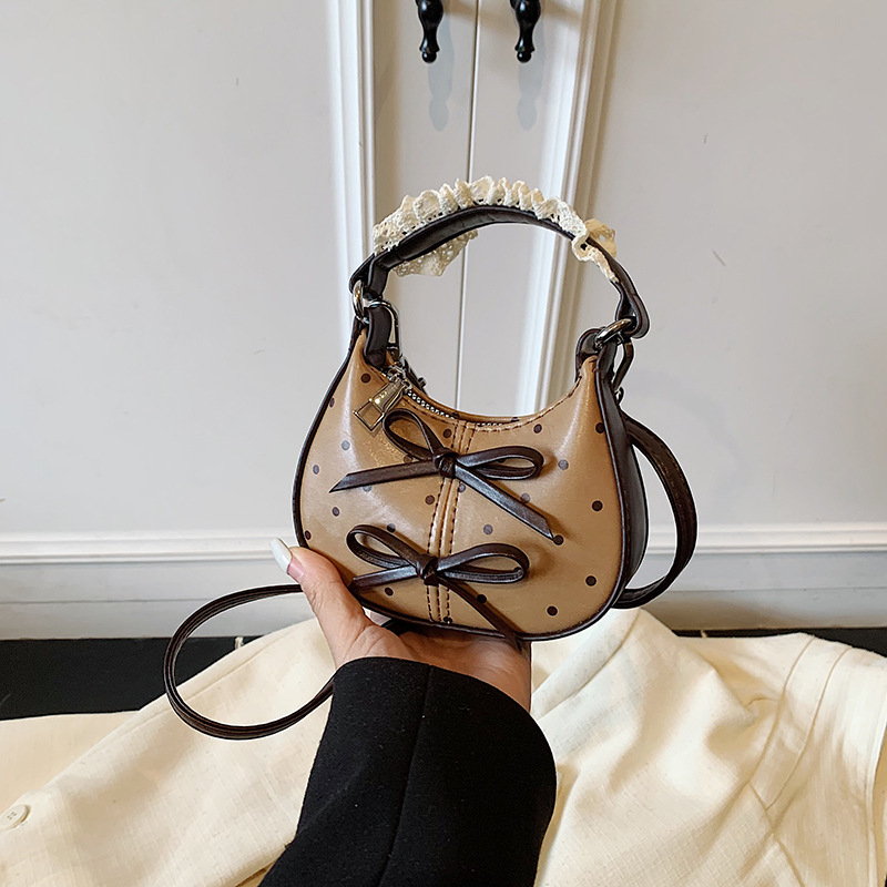 Gyerekeknek készült vállon át tartó táska pöttyös díszítéssel - PU anyag, poliészter bélés, alkalmas óvodásoknak