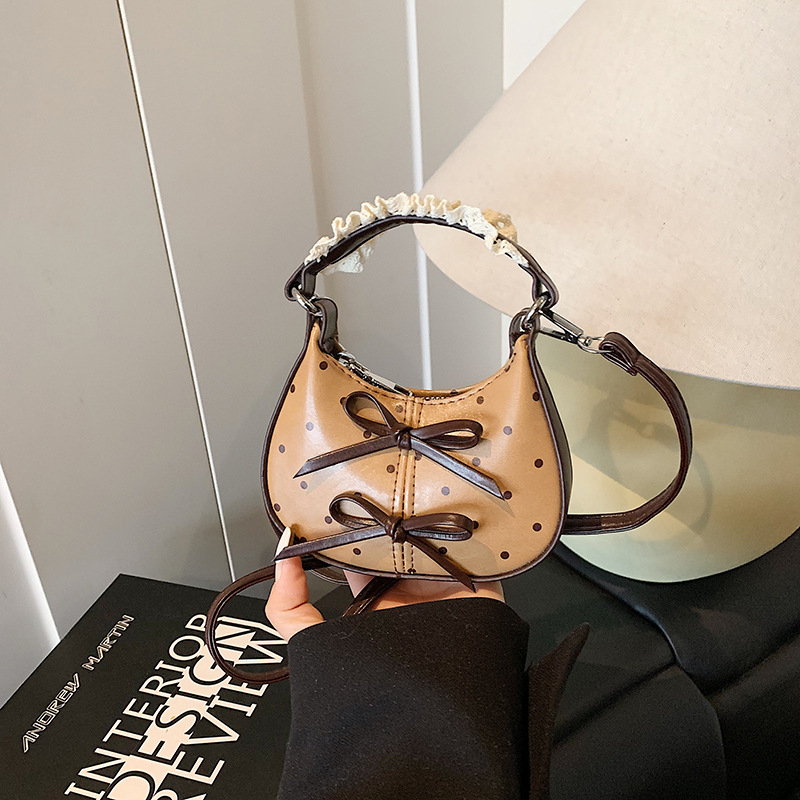 Gyerekeknek készült vállon át tartó táska pöttyös díszítéssel - PU anyag, poliészter bélés, alkalmas óvodásoknak