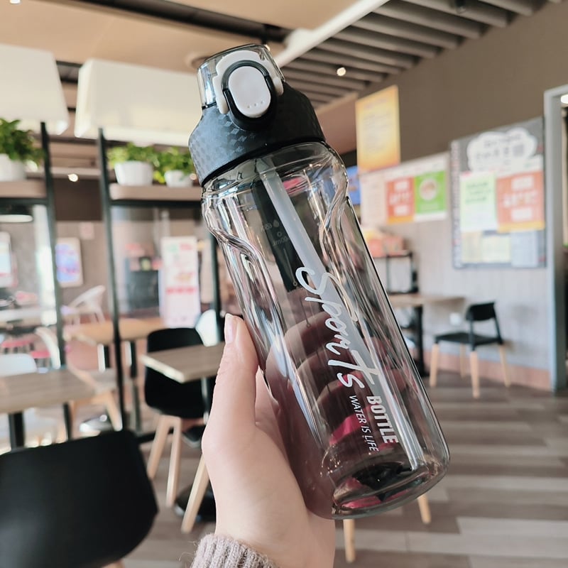 Пластмасова преносима чаша със сламка, спортен стил, капак с едно натискане, материал PC, еднослойна конструкция, тегло около 120 g