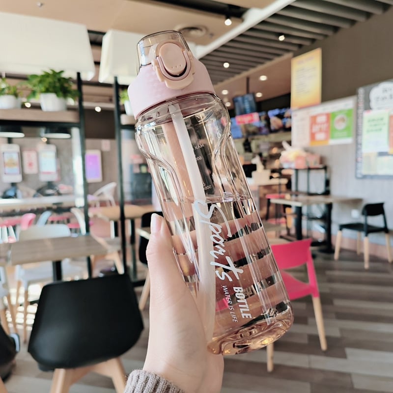 Пластмасова преносима чаша със сламка, спортен стил, капак с едно натискане, материал PC, еднослойна конструкция, тегло около 120 g