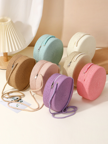 Geantă crossbody din paie, împletită — rotundă pentru plajă, colecția iarnă 2024, pentru utilizare zilnică