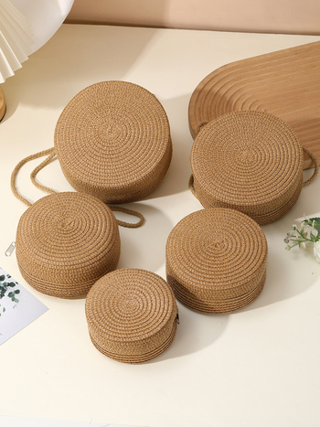 Geantă crossbody din paie, împletită — rotundă pentru plajă, colecția iarnă 2024, pentru utilizare zilnică