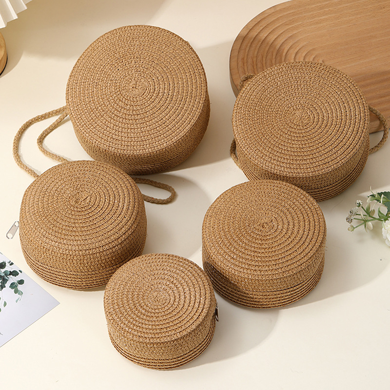 Geantă crossbody din paie, împletită — rotundă pentru plajă, colecția iarnă 2024, pentru utilizare zilnică