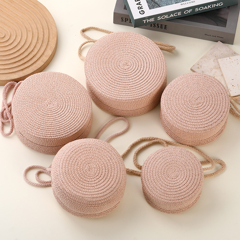 Geantă crossbody din paie, împletită — rotundă pentru plajă, colecția iarnă 2024, pentru utilizare zilnică