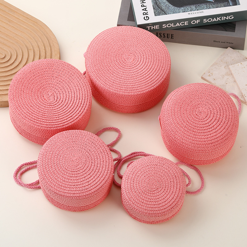 Geantă crossbody din paie, împletită — rotundă pentru plajă, colecția iarnă 2024, pentru utilizare zilnică